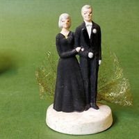 brudepar sort lang kjole han i kjole og hvidt gammelt figurpar i papmache vintage cake topper bride and groom